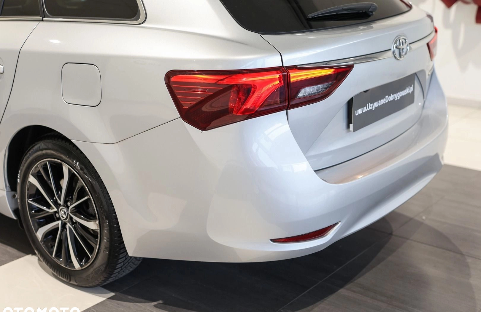 Toyota Avensis cena 78850 przebieg: 101018, rok produkcji 2018 z Przedbórz małe 596